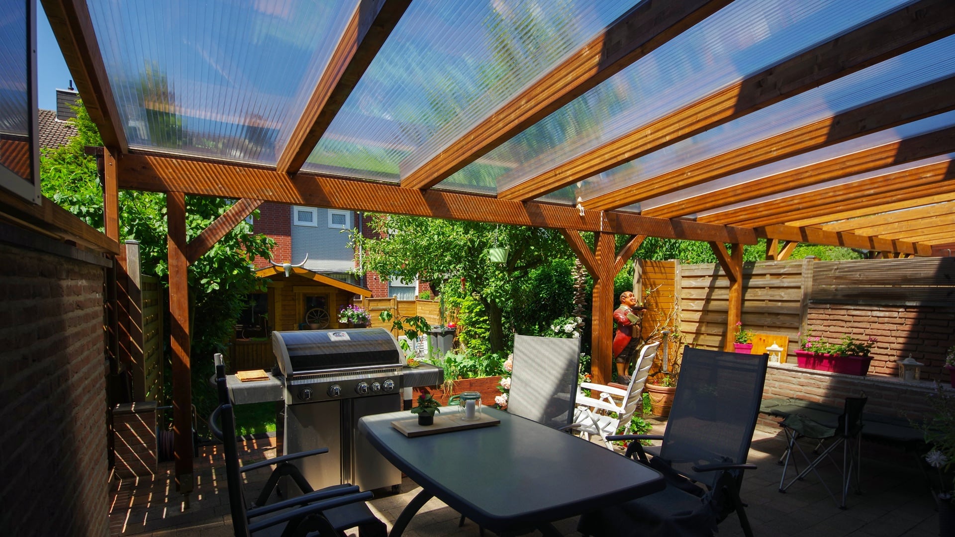 Langlebige Überdachung Ihrer Terrasse mit massivem Holzgerüst und transparenten Doppelstegplatten